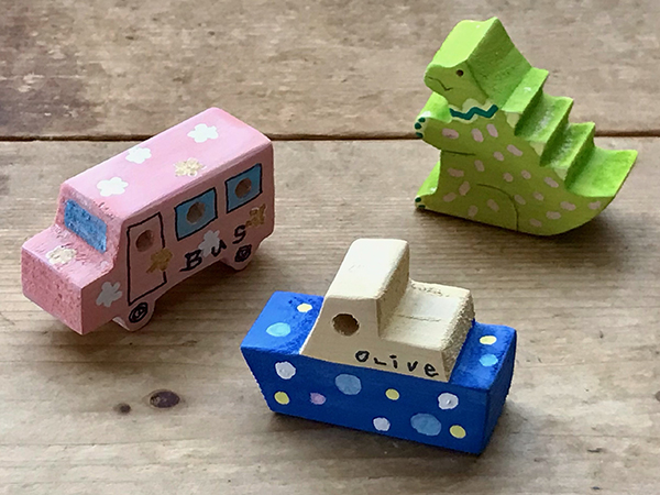 木のおもちゃにペイントするワークショップの参考画像